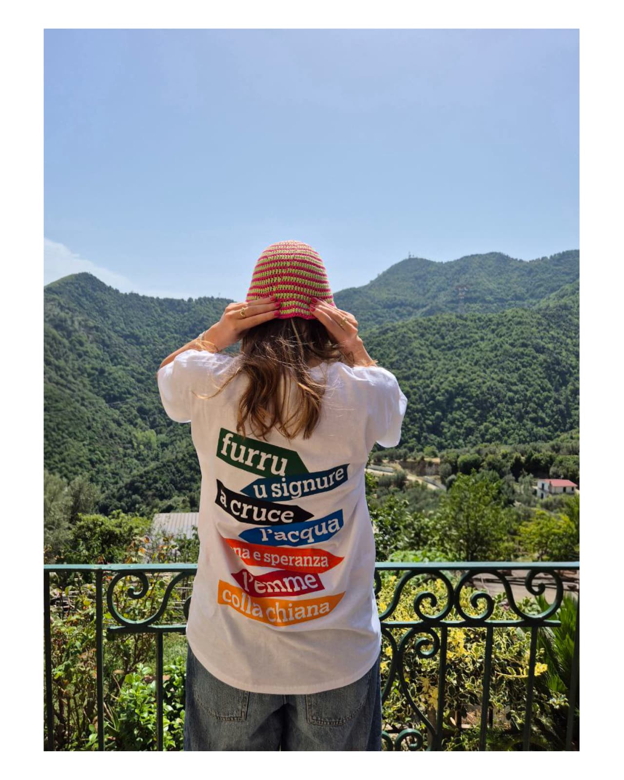 Maglietta bianca Luminere Prima Edizione indossata tra le montagne di Pentone
